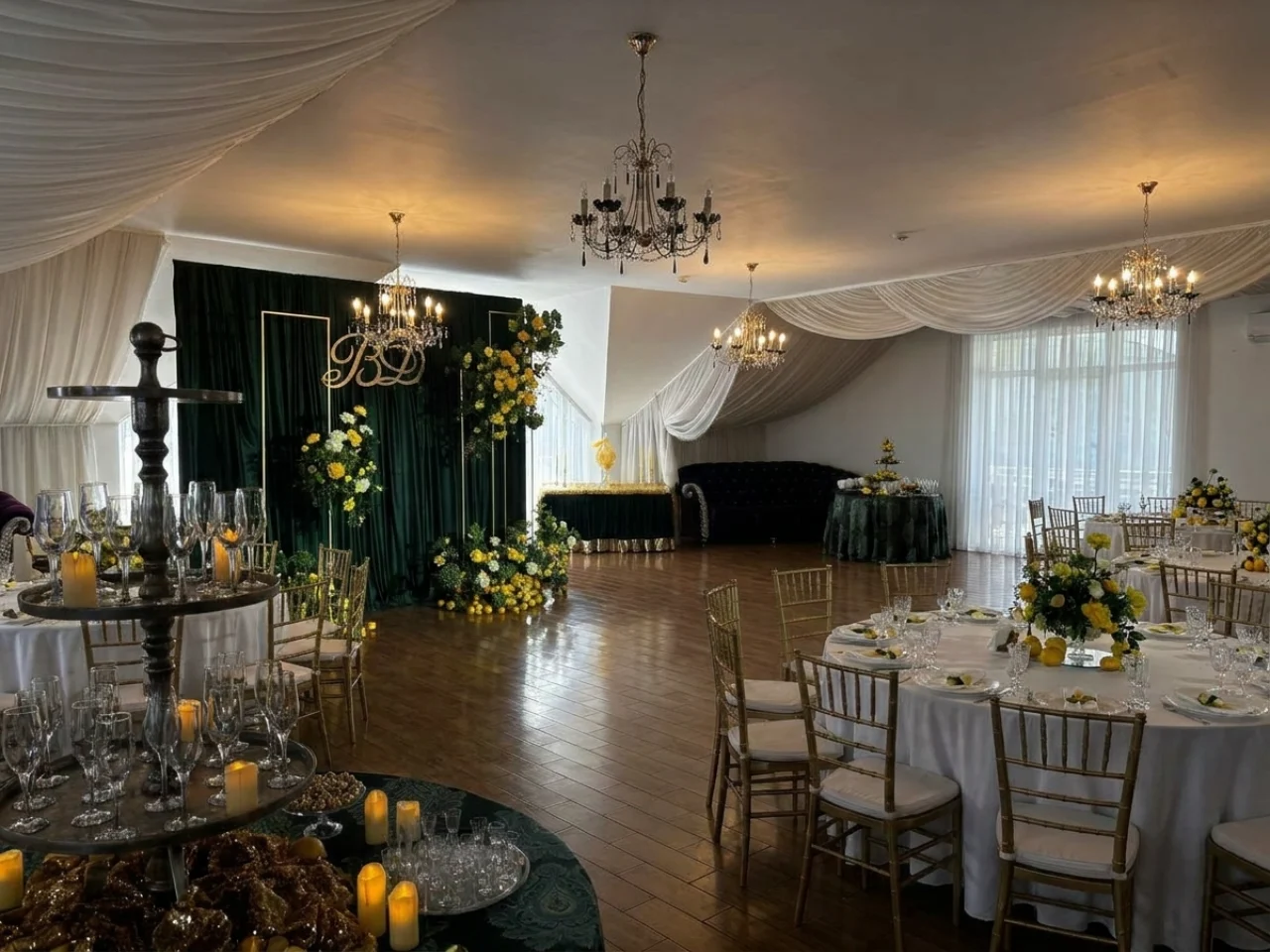 Зал Grand Hall с зелёно-золотым оформлением, светлыми драпировками и накрытыми столами