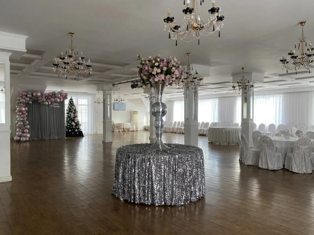 Общий вид зала Grand Hall со свободным пространством в центре
